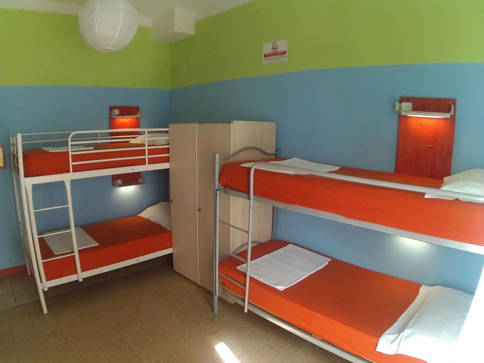 Jammin' Hostel & Bar Римини Экстерьер фото