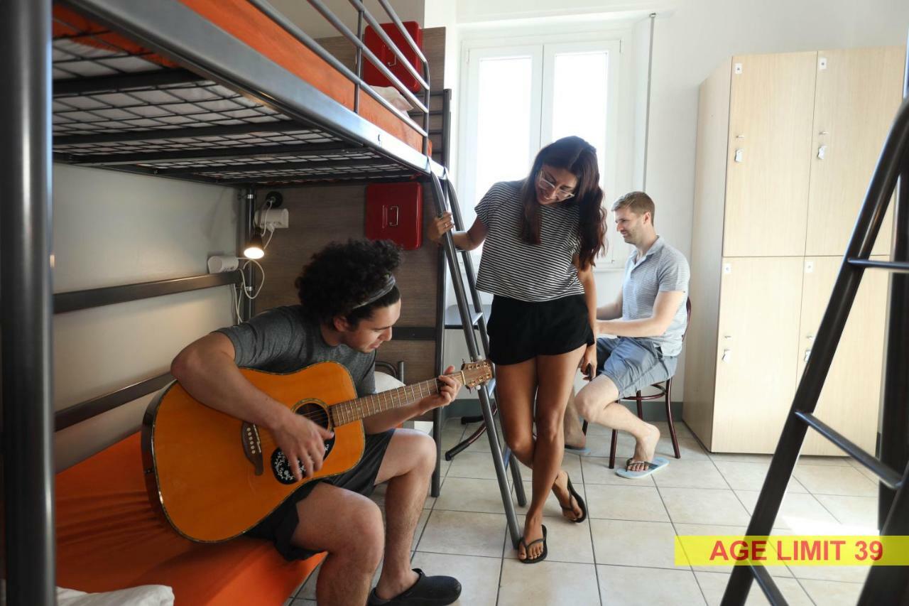 Jammin' Hostel & Bar Римини Экстерьер фото