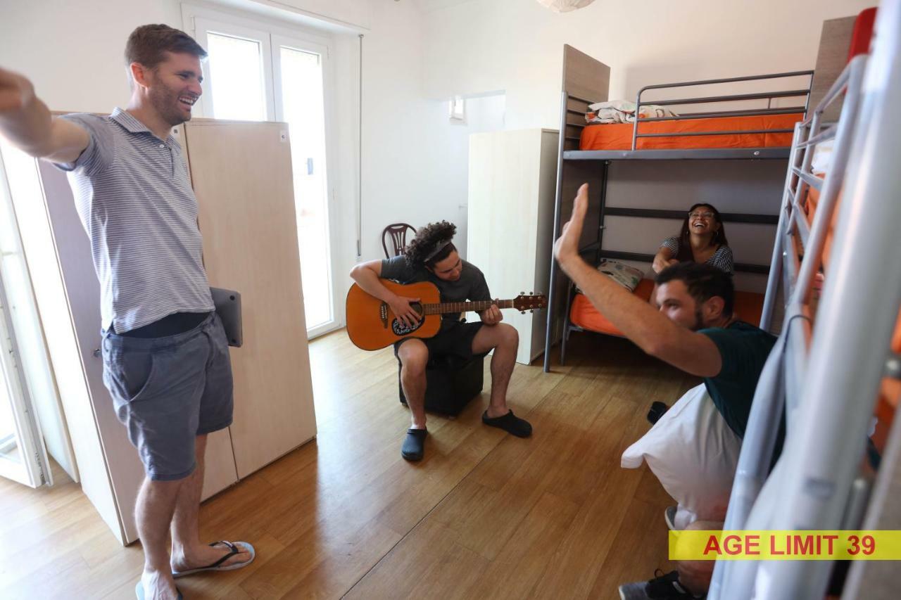 Jammin' Hostel & Bar Римини Экстерьер фото