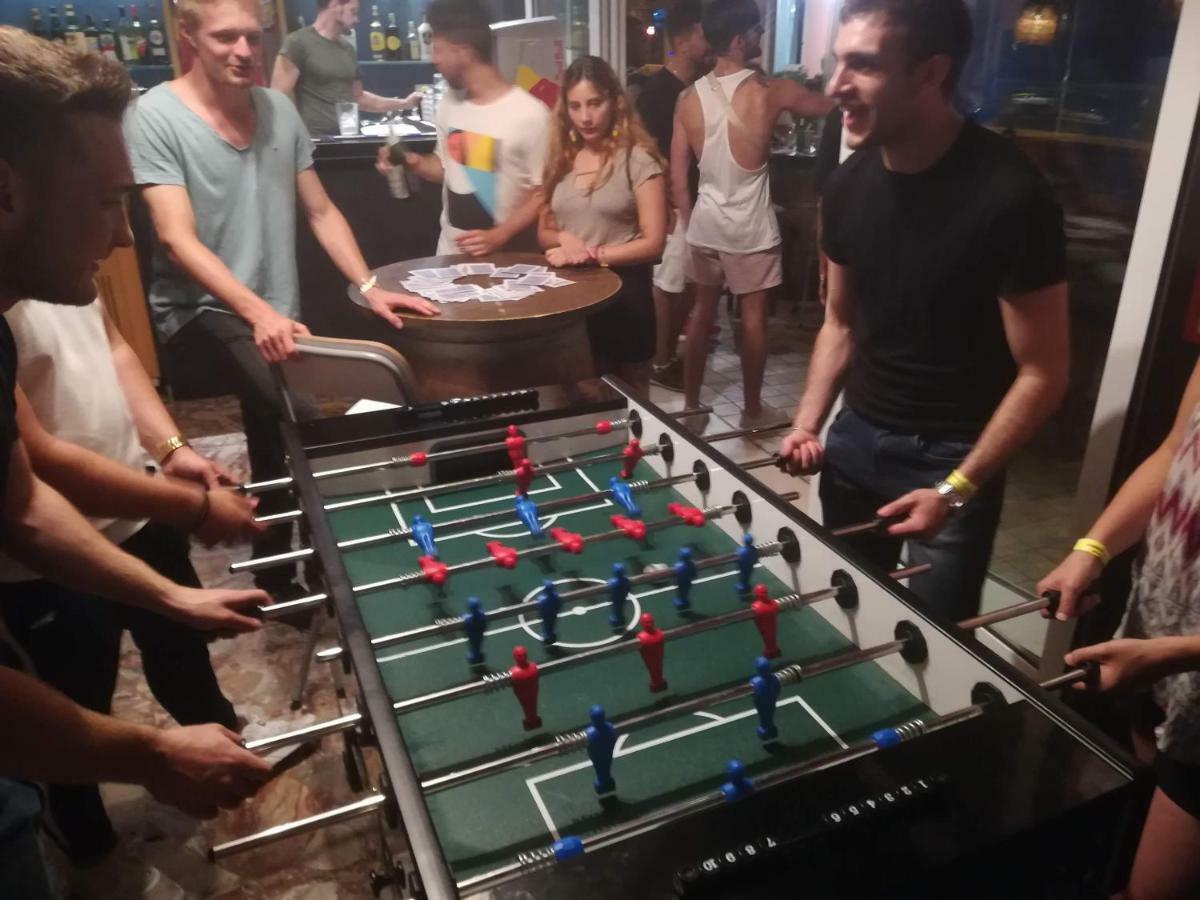 Jammin' Hostel & Bar Римини Экстерьер фото